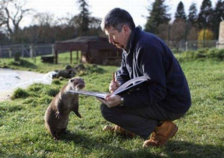 hombre con nutria y un libro