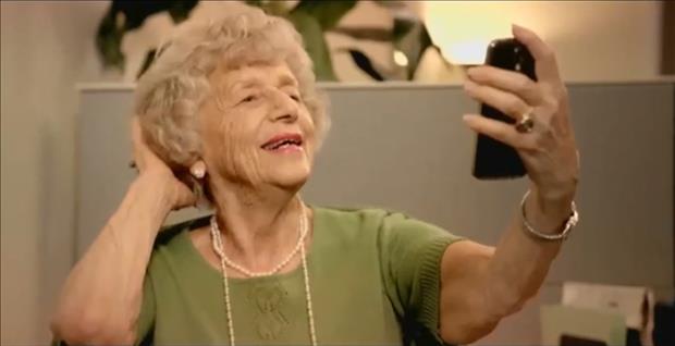 abuela sacandose una selfie