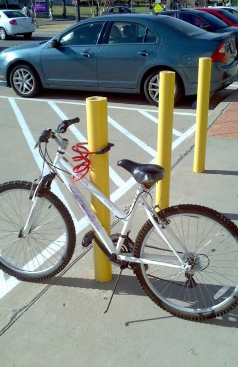 bicicleta en poste amarillo