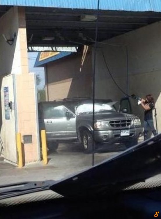 Chica lavando el auto con las puertas abiertas