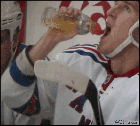 jugador de hockey bebiendo jugo de naranja