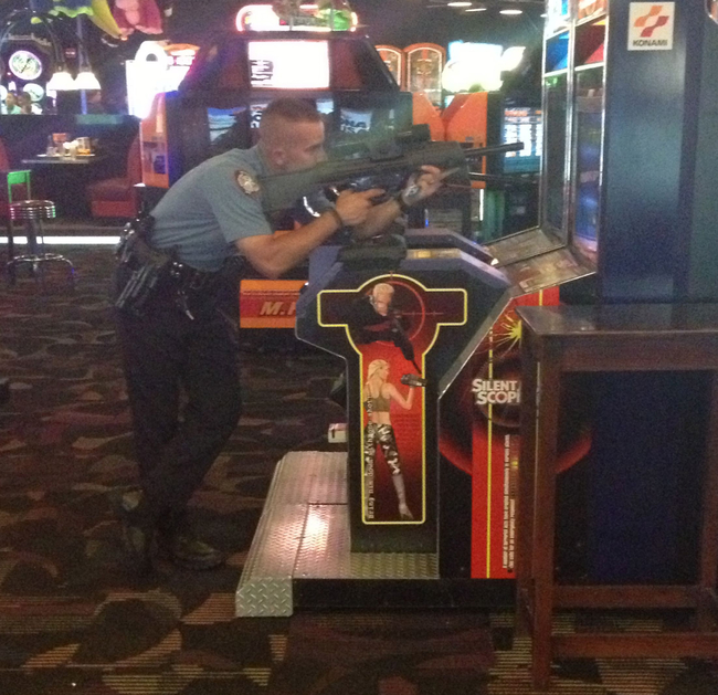 policía jugando juego de guerra en maquinitas