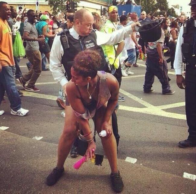 mujer baila con policia
