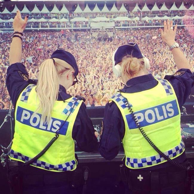 mujeres policía en el estadio