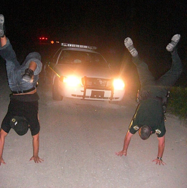 policía haciendo breakdancing