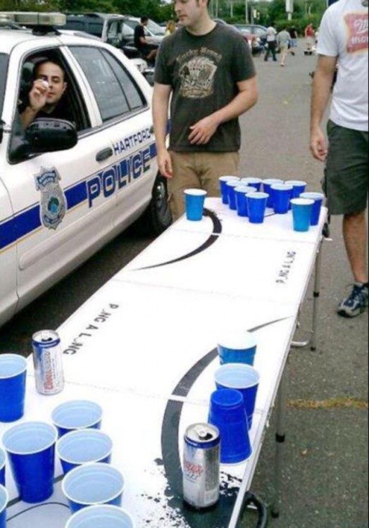policia en auto jugando beerpong