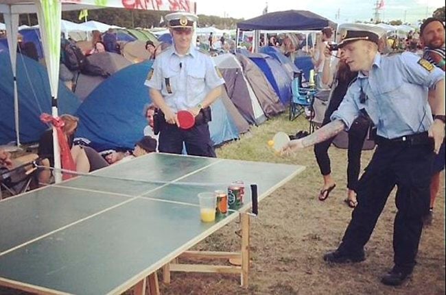 policías jugando ping pong