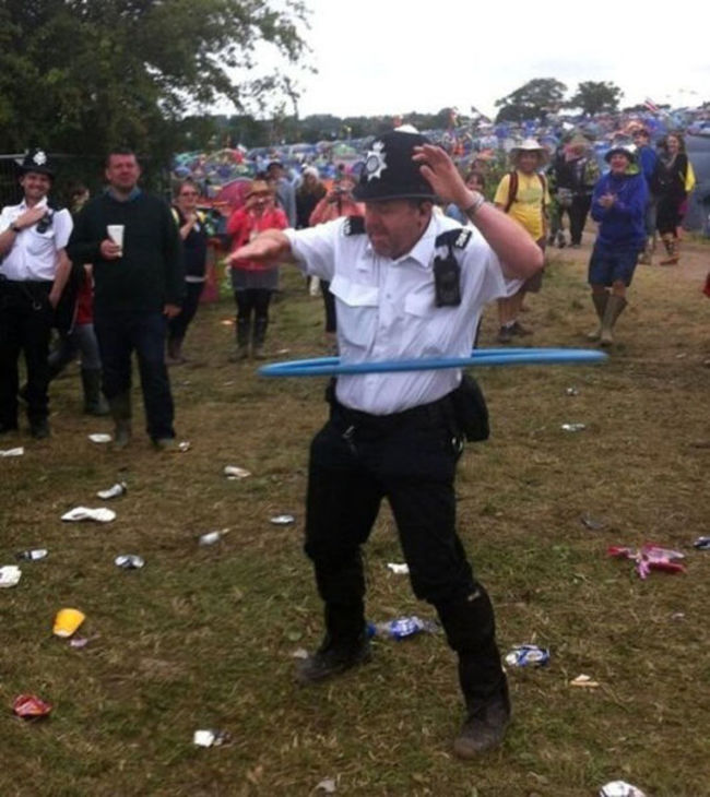 policia británico jugando al hula hula
