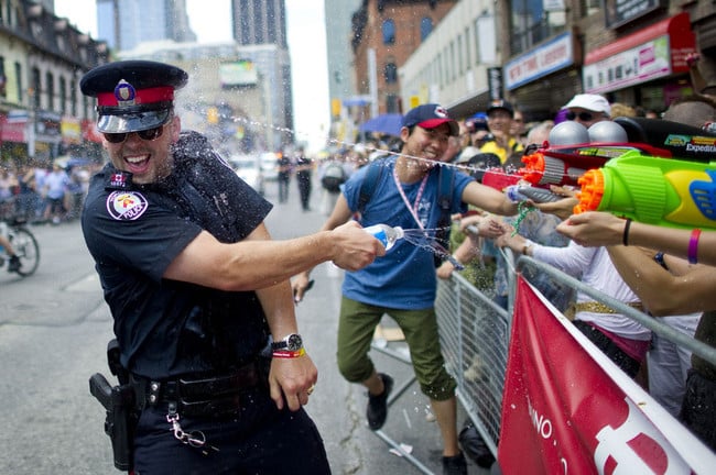 policia de Australia jugando con gente