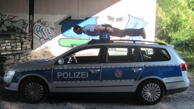 policia surfeando su auto