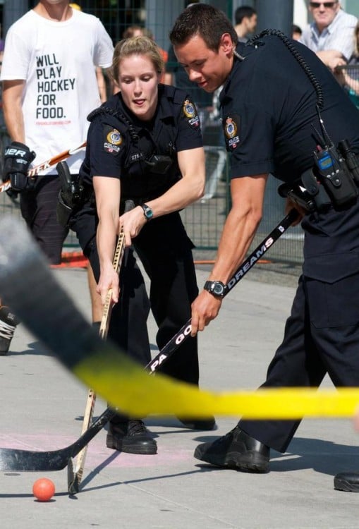 policías jugando al hockey