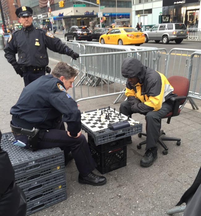 policia jugando al ajedrez con otro hombre
