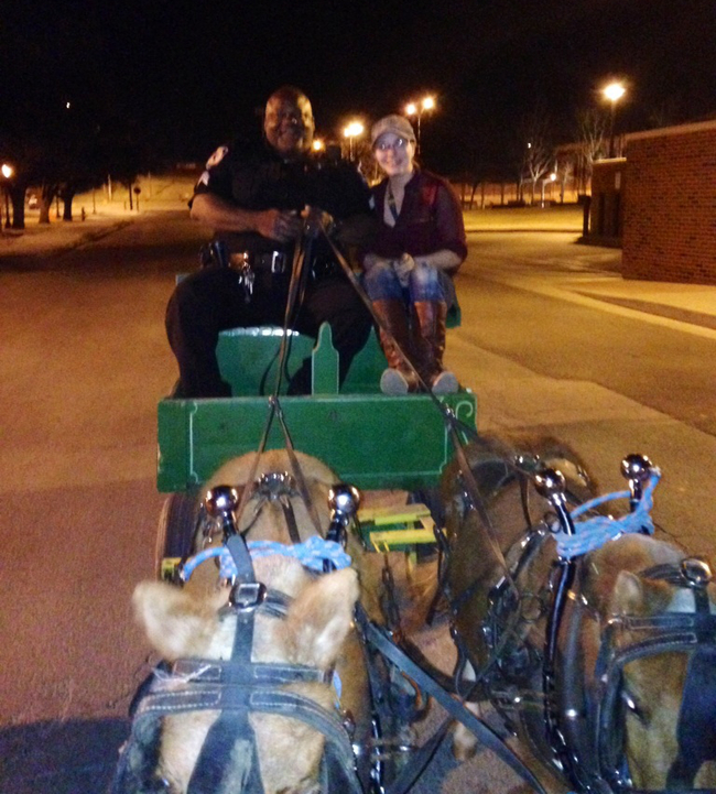 policía en una carreta