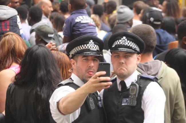 policías sacándose un selfie