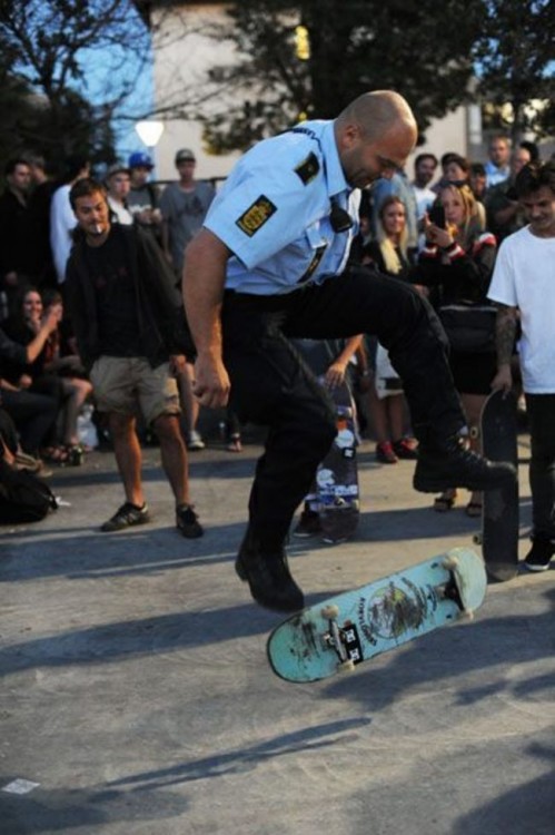 policia skating con un muchacho
