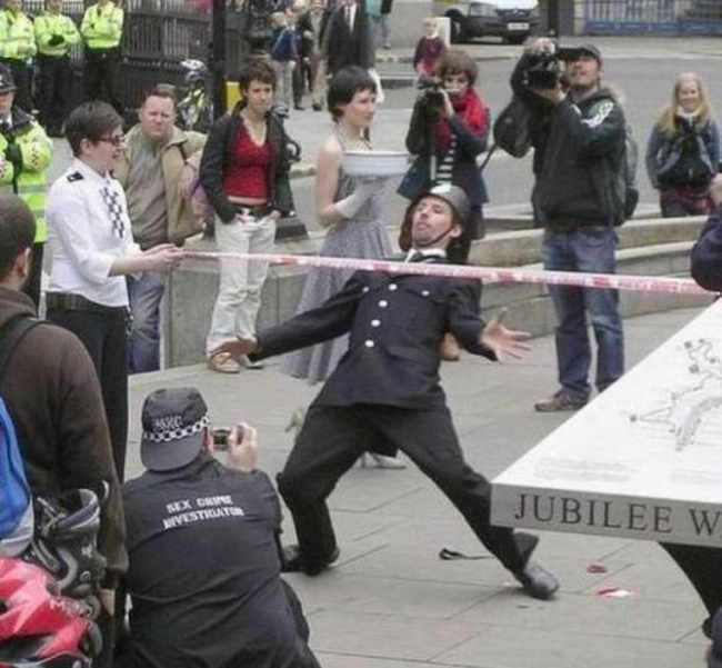 policia britanico jugando con la gente