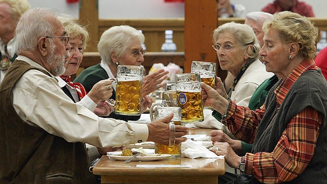 adultos mayores tomando  cerveza en ocktoberfest