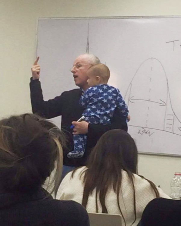 profesor Sydney Engelberg dando clase con bebe en brazos