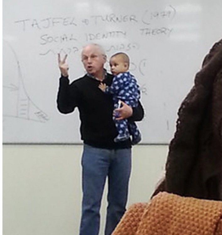 profesor Sydney Engelberg dando clase con bebe en brazos