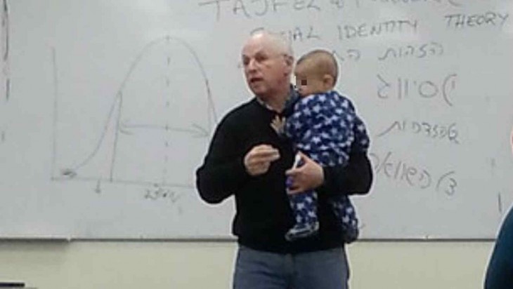 profesor Sydney Engelberg dando clase con bebe en brazos