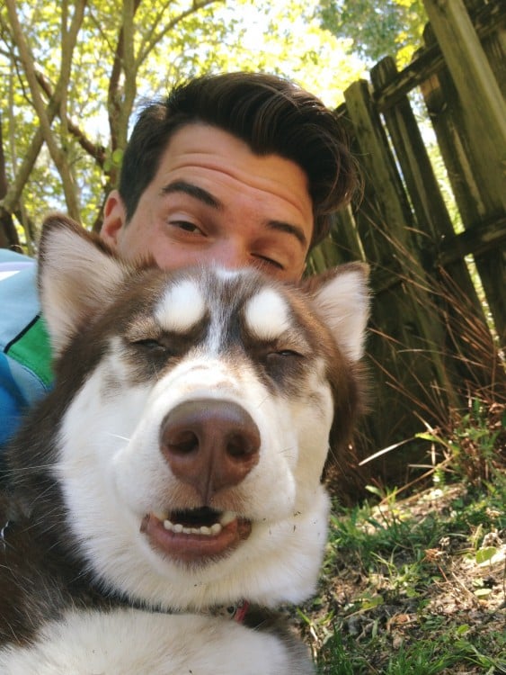 muchcacho y perro en selfie afuera