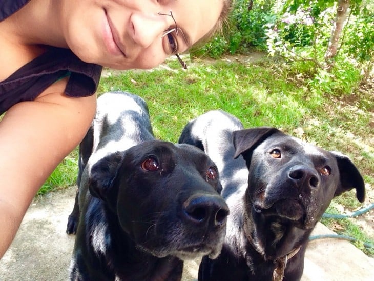 mujer y dos perros negros