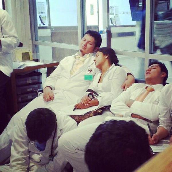 #Yotambienmedormi medicos jovenes dormidos