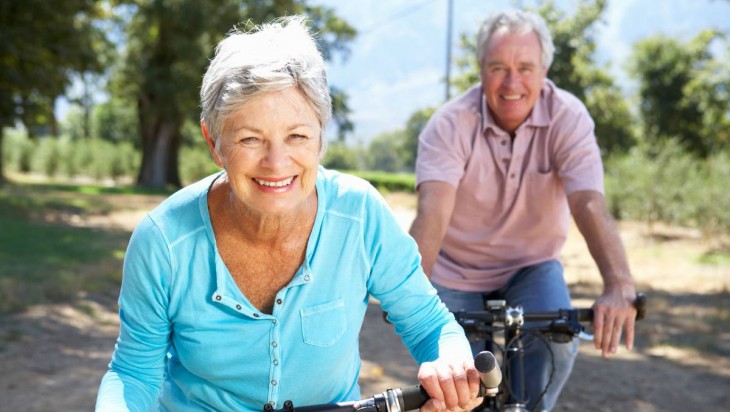 pareja de abuelos en bici