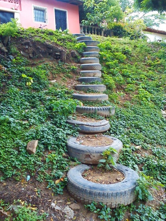 llantas como escaleras de jardín