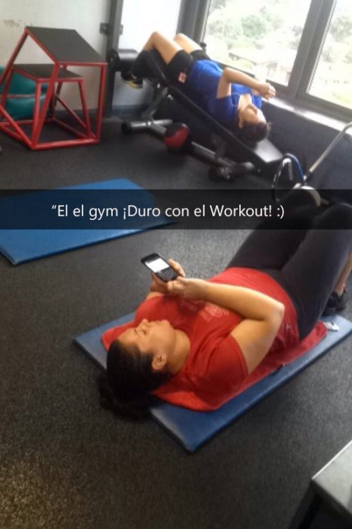 mujer en el gym escribiendo en su celular