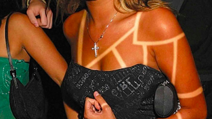 mujer se tatua rayas con el sol bastante profundas