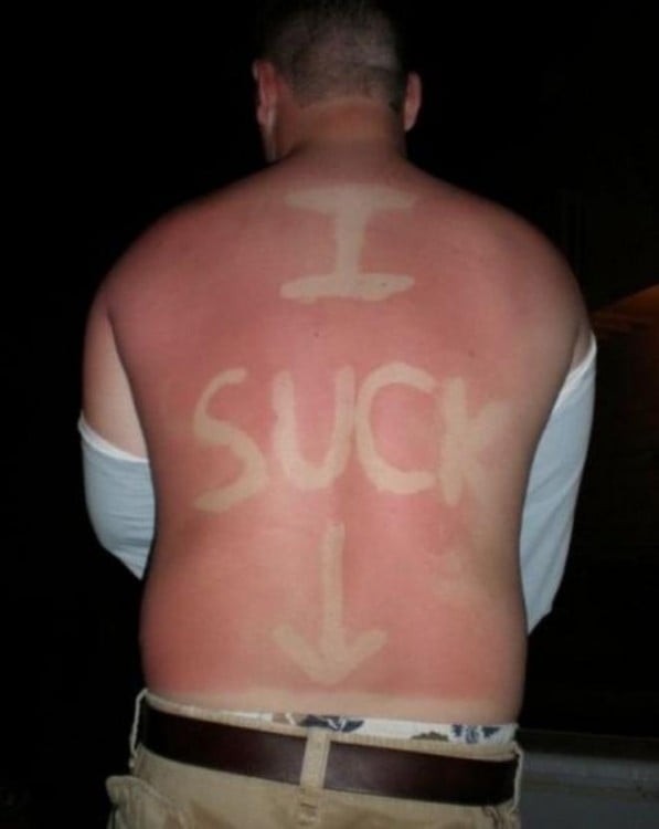 hombre con tatuaje de sol que dice: i suck ass