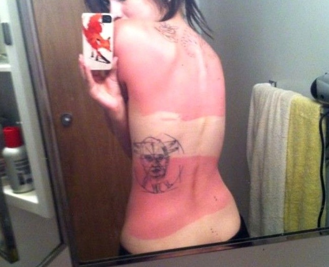 mujer con el bikini marcado se toma selfie de espaldas