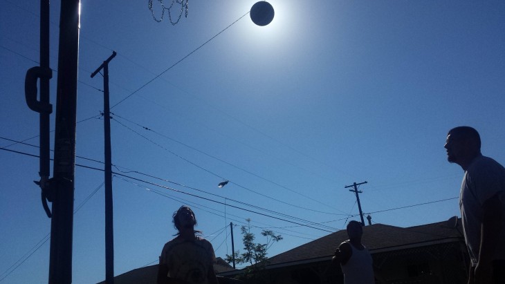 jugando a la pelota a contra luz