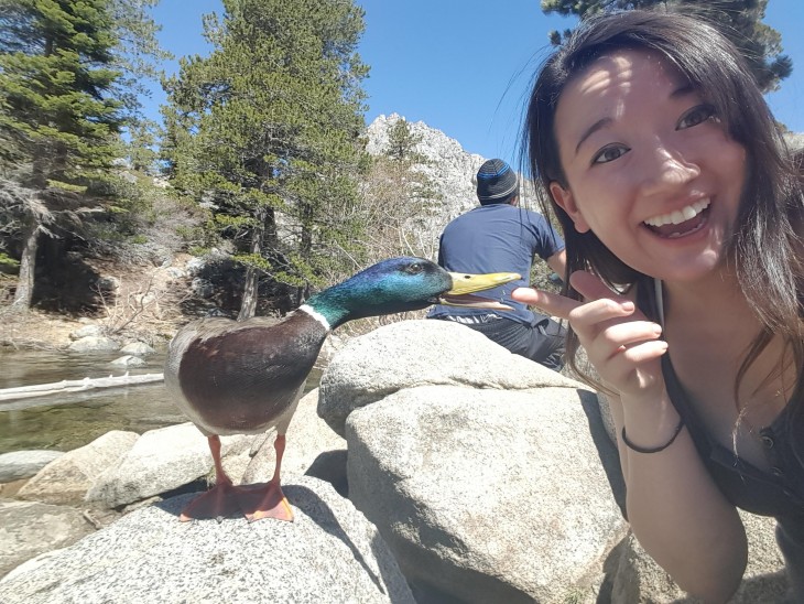 PATP LE MUERDE DEDO A NIÑA MIENTRAS LE TOMAN LA FOTO