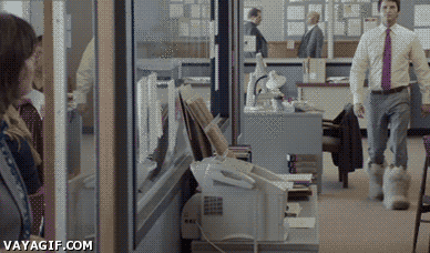Gif de un hombre en la oficina con dos gatos en los pies 