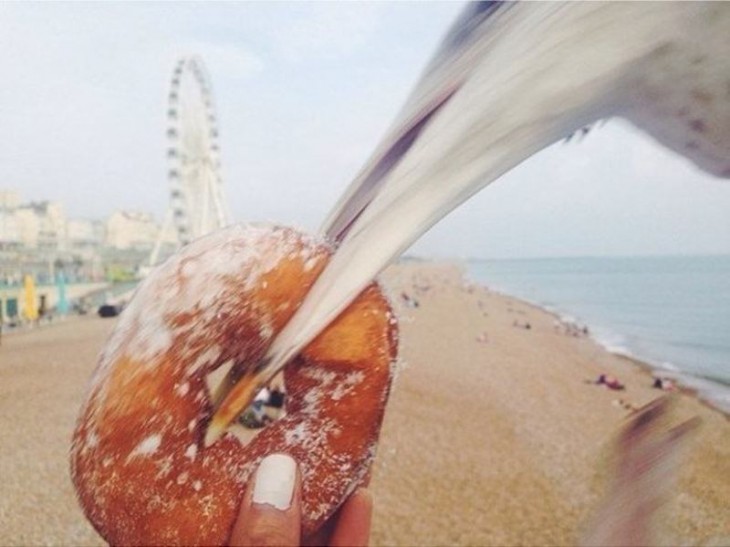 gaviota le quita rosquilla a mujer