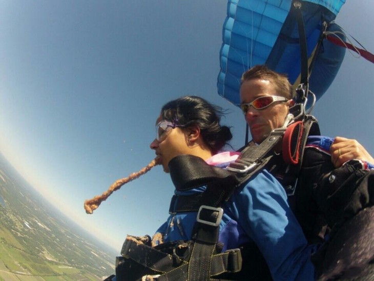 mujer vomita mientras pasea en parachute