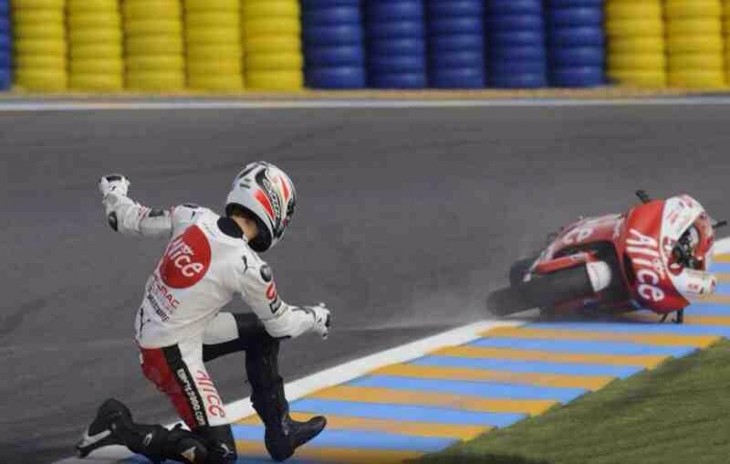 hombre cae de su moto