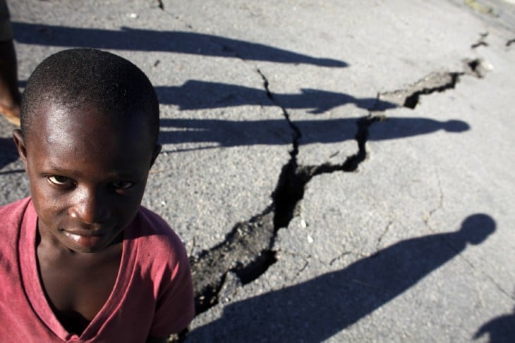 niño con cara de enojo porque le da de frente el sol