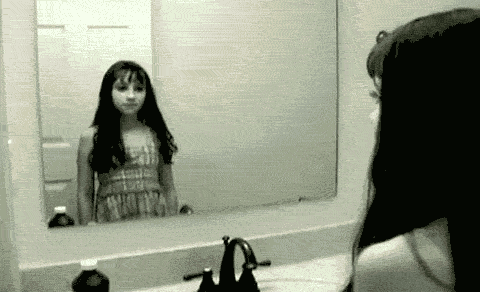 niña del espejo aparece como demonio