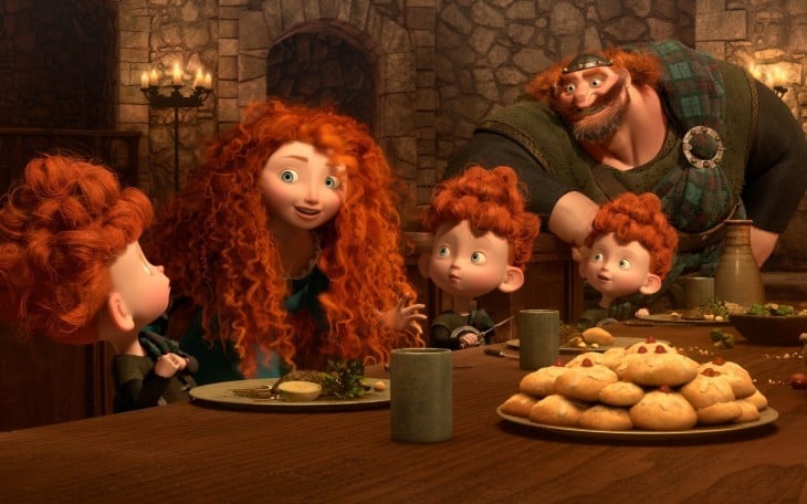 merida ofreciendo galletas imperiales a sus hermanitos