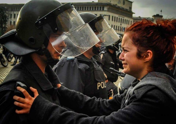 Un policía y un manifestante, Bulgaria 2013