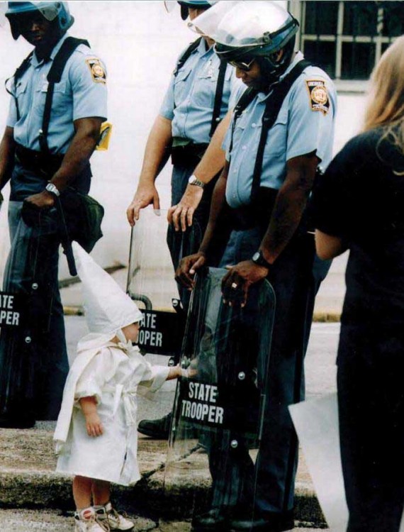 Niño toca su reflejo durante marcha del Ku Kux Klan; Georgia 1992