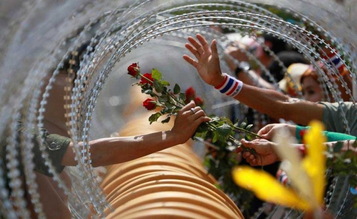 Manifestante antigobierno le ofrece una rosa a soldado, Tailandia 2013