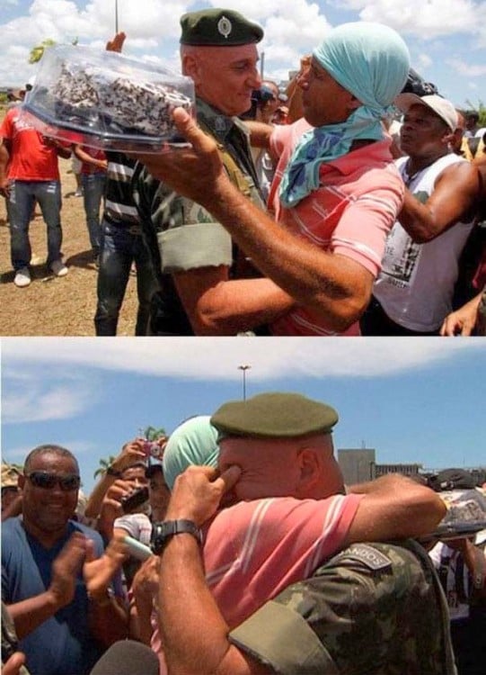 Manifestante en Brasil le entrega un pastel a un oficial en su cumpleaños. Brasil, 2013.