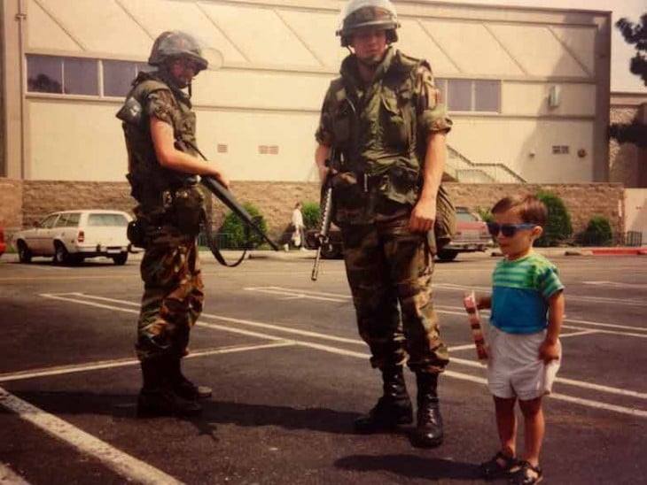 Niño posa con miembros de la Guardia Nacional durante protestas en Los Angeles, EEUU.