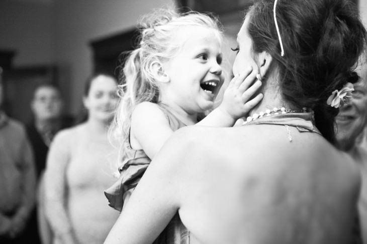 NIÑA FELIZ DE VER A SU MADRE DE NUEVO EN UNA BODA