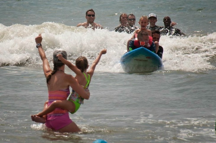 NIÑO FELIZ PORQUE VA SURFEANDO POR PRIMERA VEZ