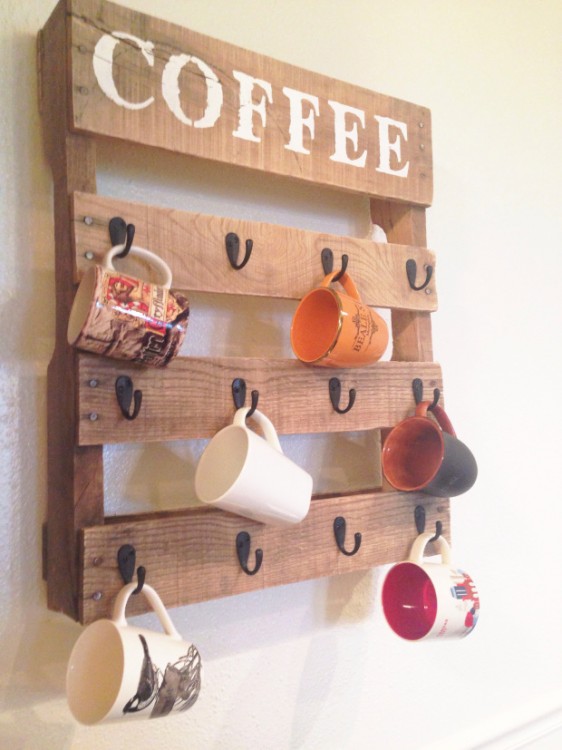 rack para tazas de cafe hecho con pallets 